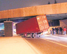 TIR köprüye takıldı