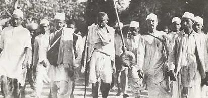 Hindistan'da Mahatma Gandhi tutuklandı.