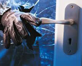 Hırsızlar ilçeyi talan etti