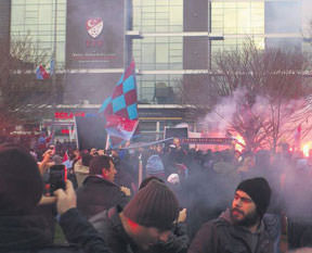 İsyanın rengi bordo-mavi