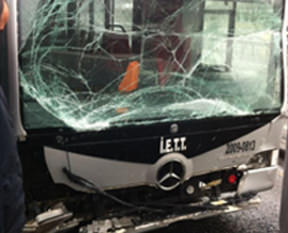 Metrobüs yolunda kaza