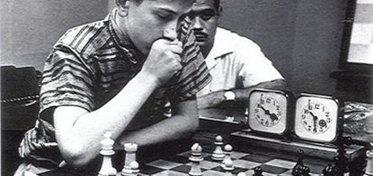 14 yaşındaki Bobby Fischer Amerika Birleşik Devletleri satranç şampiyonu oldu.