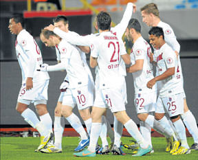 Fırtına Antalya'yı yıktı geçti