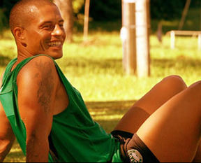 Alex de Souza sahaya iniyor