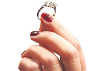 Sosyetenin mücevheri kapısına geliyor