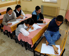 Okuması için çok engel var