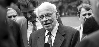 Nükleer fizikçi Dr. Andrei Sakharov, SSCB'de ülke içi sürgüne gönderildi.