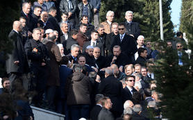 Başbakan Erdoğan dayısı için Kur'an okudu