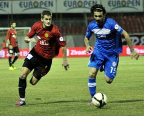 Es-Es kupaya sarıldı