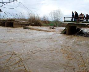 Aşırı yağış sonucu köprü çöktü
