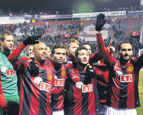 Ateş düştüğü yeri yakar!