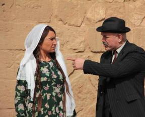 Hükümet Kadın alkışla başladı