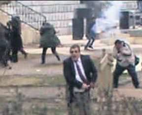 Vekil polise silah gösterdi