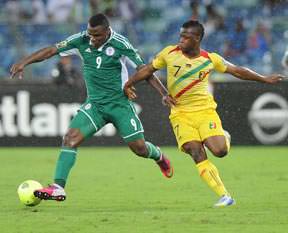 Emenike altın topa koşuyor