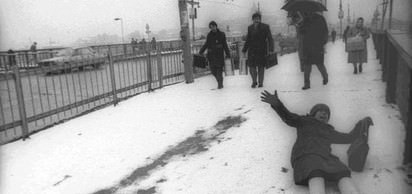 Görülmemiş soğuk ve kar İstanbulluları gafil avladı. Ulaşım felç oldu. Belediye Başkanı Bedrettin Dalan, meteorolojinin kendilerini yanılttığını söyleyerek İngilizce