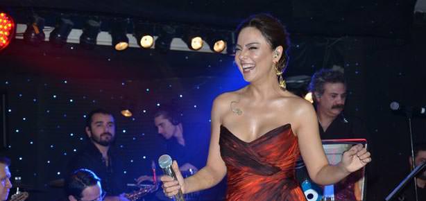 Popçu Ebru sahnede