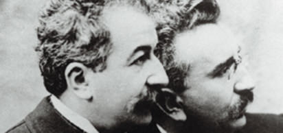 Auguste Lumière ve Louis Lumière, sinematograf'ın (bir film kamerası ve projektör'ün bir araya getirilmiş hali) patentini aldılar.