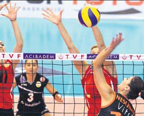 Eczacıbaşı-Vakıfbank 4'lü final için kapışıyor