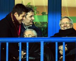Emre ve Yıldırım tribünde