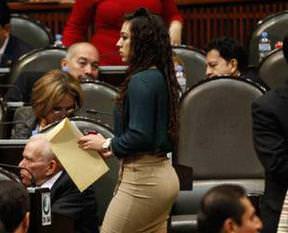 Meclise mini etekle gelinir mi?