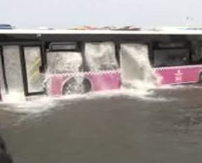 Belediye otobüsünde inanılmaz kaza!