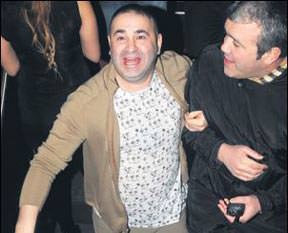 Poz uğruna yere düşüyordu