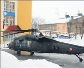 Helikopter okul bahçesine indi