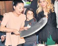 Satırla pasta kesti