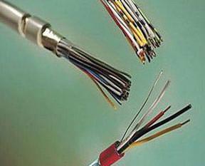 Kablo hırsızı akıma kapıldı