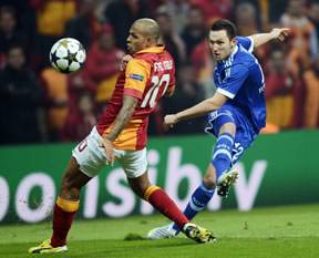 Felipe Melo dönüyor Hamit sağ beke geçiyor