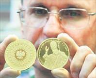 Papa’nın paralarına hücum ettiler