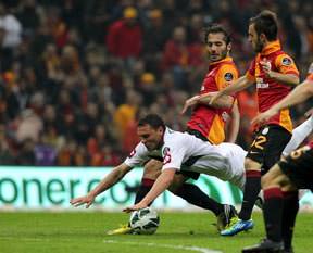 Eboue ile Hamit ilk 11'e geri döndü