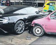 Barbie, Bond’a çarptı