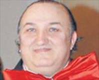 Kendine göre papyon taktı!