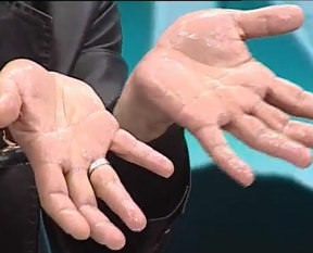 Canlı yayında ellerinden su çıkardı