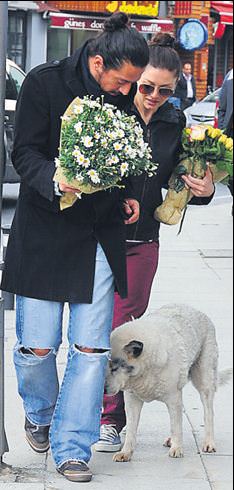 Aşkın kokusunu aldı