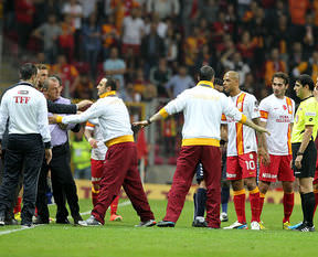 Fatih Terim hakemin üstüne yürüdü