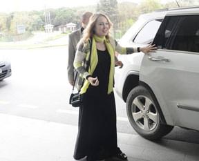 Kebap yiyerek doğum bekliyor