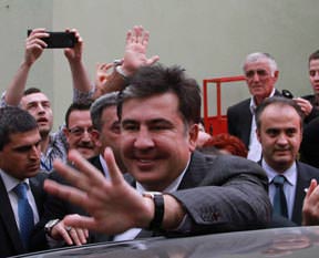 Saakaşvili kolunu kırdı