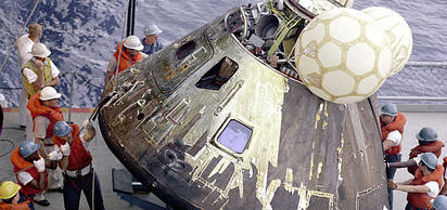 Uzay mekiği Apollo 13, yerden 321.860 km yüksekte olduğu sırada oksijen tanklarından bir tanesi infilak etti. Uzay ekibi başarıyla dünyaya döndü.