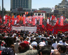 1 Mayıs kutlamarında sürpriz değişiklik