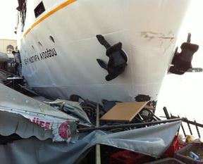 Kadıköy'de kafeye vapur çarptı