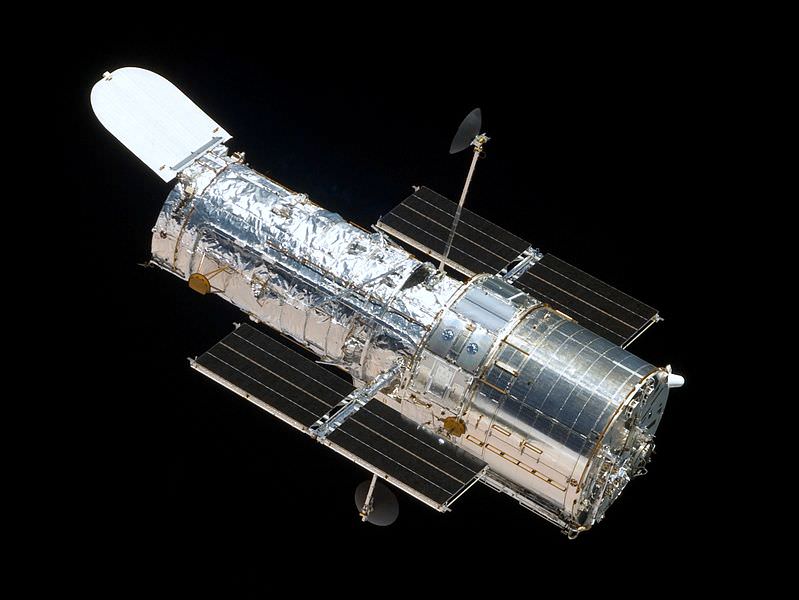 ABD uzay mekiği Discovery'nin mürettebatı, ilk uzay teleskobu Hubble'ı yer çevresinde yörüngeye oturtmayı başardı.