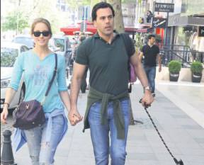 Aşkının çantasını taşıdı