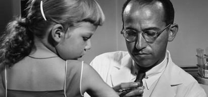 Jonas Salk'ın geliştirdiği çocuk felci aşısı kullanılmaya başlandı.