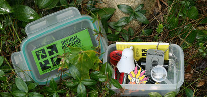 Geocaching sporu, ilk gizleme işlemi ve koordinatların GPS'ten Usenet'e gönderilmesiyle başladı.