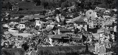 Kuzeydoğu İtalya'nın Friuli bölgesinde meydana gelen depremde 989 kişi öldü.