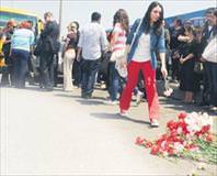 Aslı Ayan’a karanfilli anma