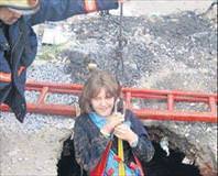 Yer yarıldı içine düştü