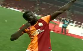 Eboue muhabirliğe soyundu